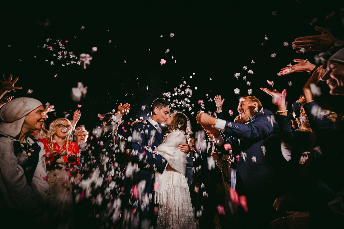 Kāzu ceremonija un mičošana pusnaktī ar folkloras kopu Delve viesu namā Debesu bļoda.