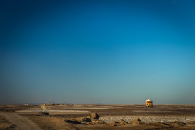 No sālsezera ik pēc 15min izved pilnas kravas ar sāli. Namak salt lake.