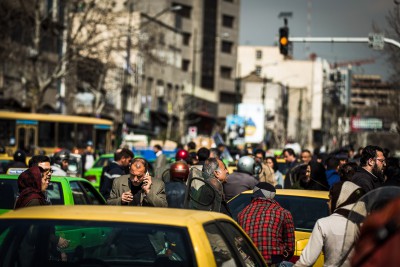 Ielu satiksmē mijiedarbojas cilvēku pūļi, mopēdi un krāsainie taxi. 16 miljonu pilsētas centra ielās personīgajiem auto nav vietas. Teherāna.