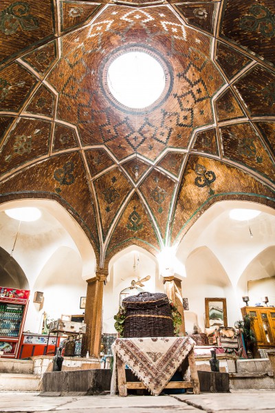 Agrāk šī telpa bija hammams, bet nu tajā iekārtojusies autentiska un atmosfēriska tējnīca. Kashan, bazaar.