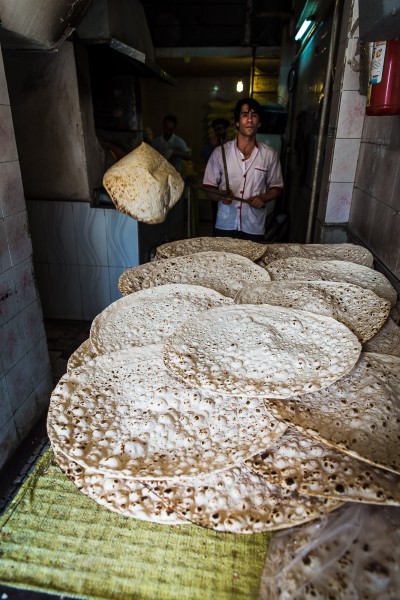 Vietējā taftoon maize, kas tiek cepta pie kupolveidīgas krāsns sienām. Kashan.