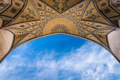 Rakstu raksti Agha Bozorg mošejas kupolā. Kashan, Agha Bozorg Mosque.