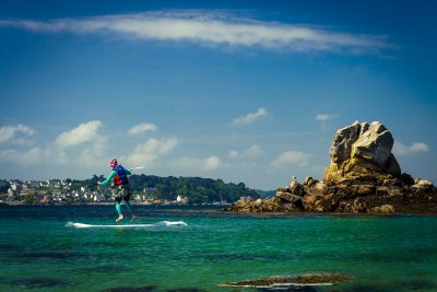 SUP (Stand Up Paddle board) izklaides rīta rosmes un izkustēšanās nolūkos. Bretaņa.