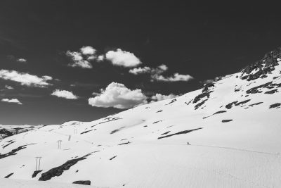 Reizēm Jūnijā 500+ m v.j.l. jārēķinās ar sniegotiem pārgājieniem. Ceļā uz Trolltungu, Norvēģija.