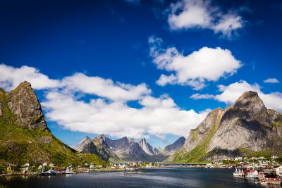 Tā vien šķiet, ka Lofotu salu fjordi ar kalniem ir viens otru dikti meklējuši, atraduši, pieslīpējušies un labāk vairs nevar būt. Norvēģija, Lofotu slas.