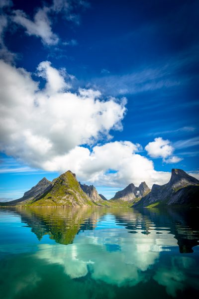 Rīta agrumā nolēma satikties mākonis, kalns un fjords. Neaizmirstama tikšanās. Norvēģija, Lofotu salas.