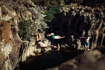 Latviešu izklaides pēc stundas gājiena pa tuksnešainu taku. Izraēla, Golan Heights.