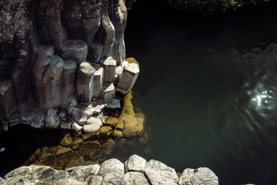 Viens no pārgājiena mērķiem - heksagonālo veidojumi un veldzējošs baseins. Izraēla, Golan Heights.