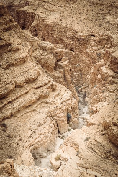 Tur viņš ir - tālu lejā, bet jau tuvojamies. Izraēla, Wadi Darga.