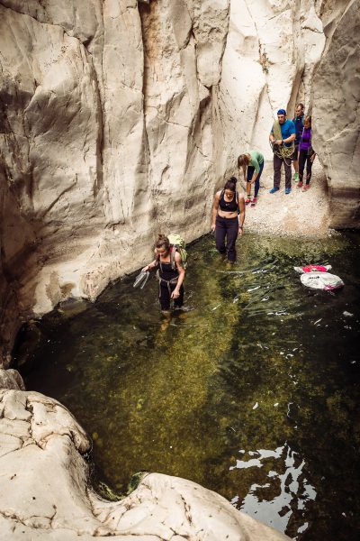 Reizēm arī nepieciešams izbrist dziļākus vai seklākus baseinus. Izraēla, Wadi Darga.