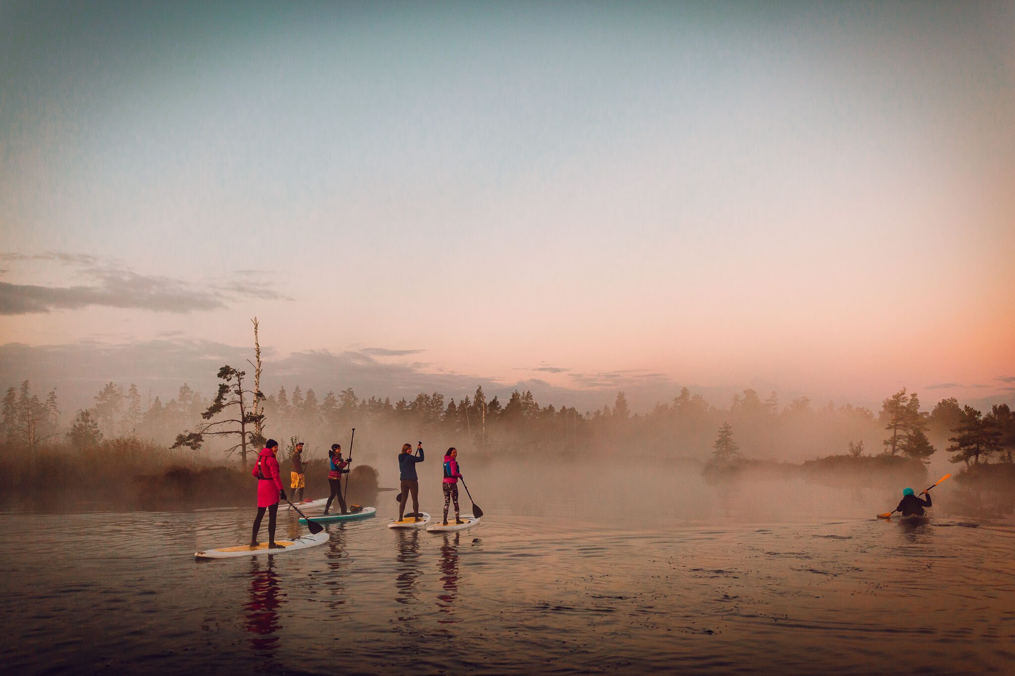 Saullēkta brauciens ar SUP dēli pa Ķemeru nacionālā parka ūdenstilpnēm.