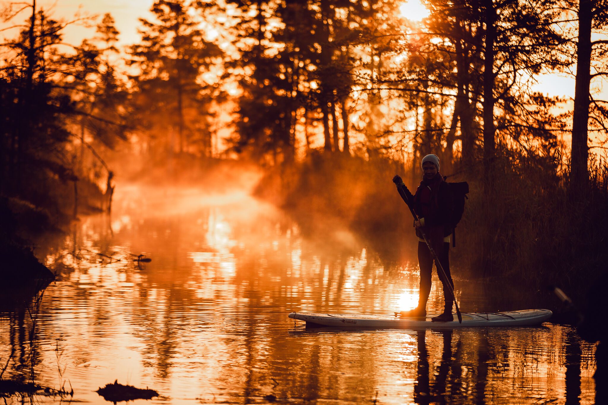 Saullēkta brauciens ar pirmajiem saules stariem un SUP dēli pa Ķemeru nacionālā parka ūdenstilpnēm.