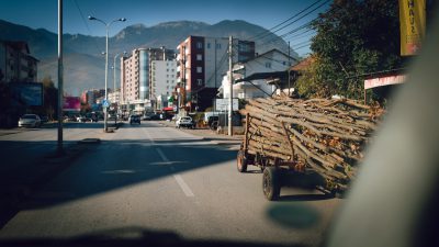 Ikdienišķas ceļa ainas. Albānija, ceļā uz Valbones ielejas nacionālā parka kalniem.