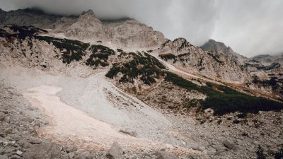 No pērnās ziemas saglabājies ledējs. Albānija, Valbones ielejas nacionālā parka kalnos.