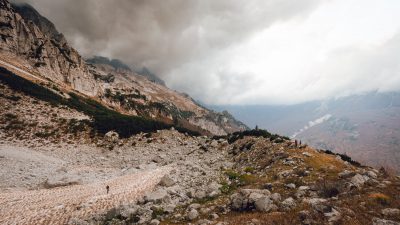 Kalnu ainava pie ledāja. Albānija, Valbones ielejas nacionālā parka kalnos.