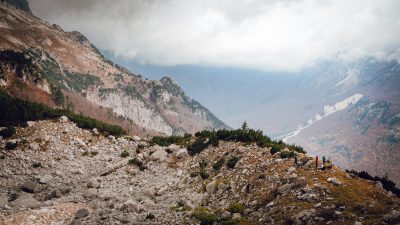 Kalnu ainava pie ledāja. Albānija, Valbones ielejas nacionālā parka kalnos.