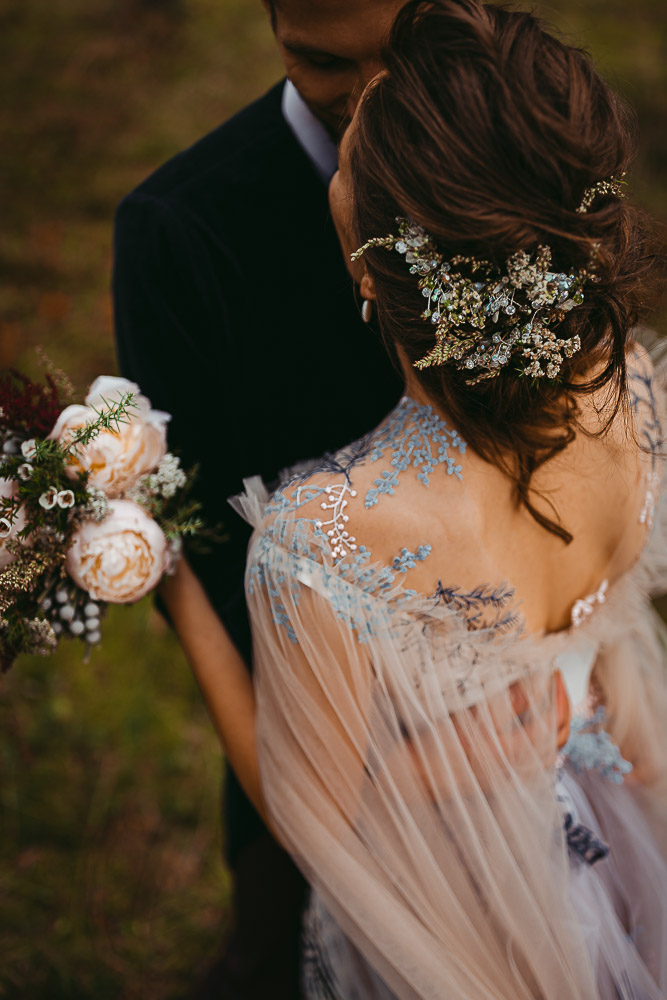 Līgavas pušķis un īpaši skaista kāzu kleita