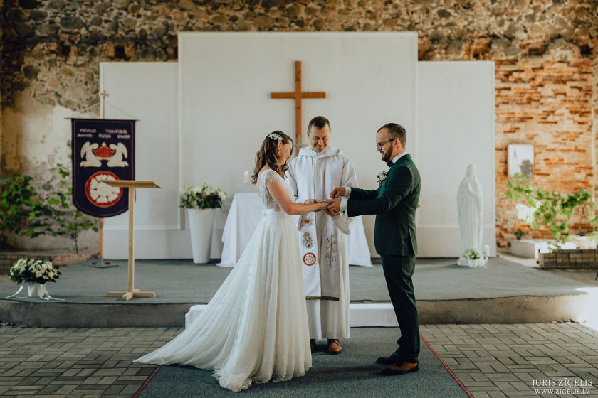 Rolands prec Lolitu – kāzu bildes viesiem